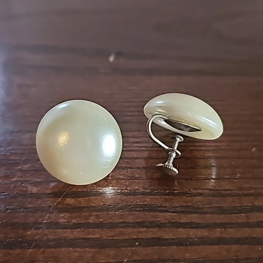 Vintage Pearl Button Screw Back Earrings 🐈